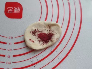 13、红糖椰蓉三角包,将预留的小面团加入少许红曲粉揉均匀；