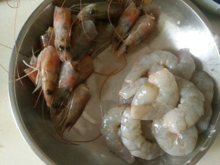 2、客人来了怎么办!中午吃什么!,虾头留着,去掉虾壳。加一点料酒,盐,淀粉,抓匀。(淀粉,家中常备,各种菜都可以用的上啊。上个菜谱我详细讲了。)