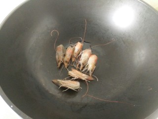 3、客人来了怎么办!中午吃什么!,锅中倒油,放虾头,挤压虾头,爆出虾油。捞出虾头,放虾仁。