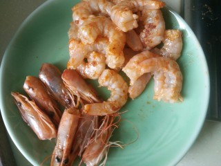 4、客人来了怎么办!中午吃什么!,迅速翻炒,立马出锅。图上的颜色是淀粉和虾油融合,实际上里面都没有熟的。放一旁先。