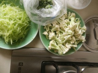 5、客人来了怎么办!中午吃什么!,奶锅加水,烧开,把要焯水的蔬菜全都准备好。芦笋已经用刨丝器刨好,青豆和玉米是常备菜里冷冻拿出来的。花菜切小朵。