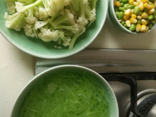 6、客人来了怎么办!中午吃什么!,如图,焯水,捞出。莴笋要放在准备好的冰水里冷却。