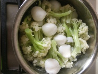 7、客人来了怎么办!中午吃什么!,奶锅重新烧开半锅水,加入鱼丸煮开后,倒入花菜,加入少许盐和酱油稍微调味就可以了。整锅端上桌,不用装盘。小心烫手。