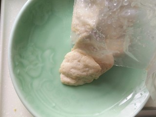 11、客人来了怎么办!中午吃什么!,清蒸鱼饼是速食包装的,饭快熟的时候,直接扔电饭锅里。拿出来装盘就好了。(做饭就是如此简单!)