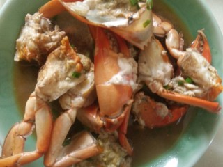 12、客人来了怎么办!中午吃什么!,蝤蠓去顶壳,切块。锅里加入姜,蒜,下蝤蠓。不要翻炒,稍煎一会儿,下酒,少许水。就可以出锅了。简单吧!最重要是摆盘!