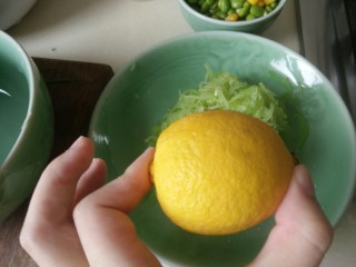 8、客人来了怎么办!中午吃什么!,莴笋用手挤压控水,装盘。柠檬,削皮屑,在对半切,挤出柠檬水。再加入香油,米醋,盐,酱油,装盘ok。