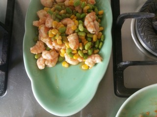 9、客人来了怎么办!中午吃什么!,入油,加入青豆玉米,翻炒,加入虾仁。加少许油。很快出锅的。虾油已经很香,不需要再做什么调味了。