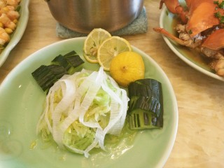 14、客人来了怎么办!中午吃什么!,莴笋是面是白萝卜切花刀,摆上柠檬和黄瓜。(我刀功还需练习啊!)