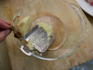 1、减肥也得好好做饭 一鸡两吃,姜擦蓉备用