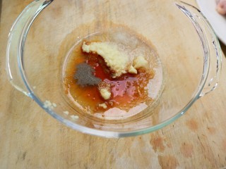 2、减肥也得好好做饭 一鸡两吃,然后一点点糖，适量盐，一点点黑胡椒或者花椒粉，生抽可加可不加。