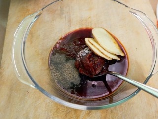 4、减肥也得好好做饭 一鸡两吃,再加三大片姜，两大勺生抽，一勺黑胡椒，一大勺糖，拌匀就行了。有李锦记的泰式甜辣酱也可以放一大勺，木有就算了