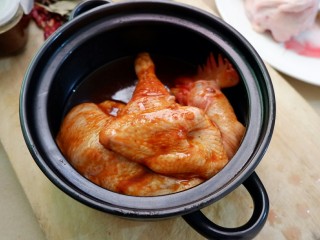 5、减肥也得好好做饭 一鸡两吃,然后就可以另外半只按摩按摩按摩了！然后把它扔冰箱里腌四个小时以上！如果腌不够也没关系，我有办法补救，下面接着说。