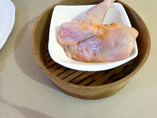 6、减肥也得好好做饭 一鸡两吃,姜蓉腌的那半边腌好以后就可以烧水了。水烧开扔锅里蒸15到20分钟就行了。别蒸时间太长。筷子轻松戳透就行了。可以提前几分钟试试不行再蒸！反正蒸老了是不好吃的！刚刚好鸡肉才会嫩，才会滑！！