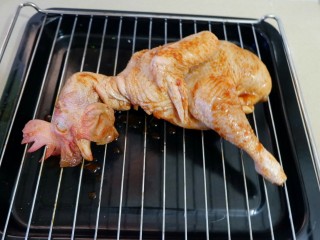 7、减肥也得好好做饭 一鸡两吃,另外半边就让它进预热好200度的烤箱吧。中层20分钟。然后拖出来刷酱（刷什么酱？看下一步）！再调低到170再烤15-20分钟！就妥妥滴了，满屋飘香你信不信！反正我闻到流口水了！