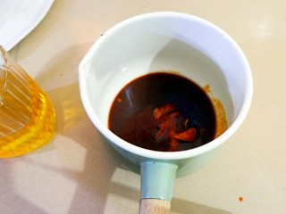 8、减肥也得好好做饭 一鸡两吃,刚才腌鸡的汁儿不要倒了！扔小锅里，加一点点水。倒一大勺油，煮开！！