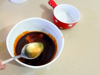 9、减肥也得好好做饭 一鸡两吃,煮开以后加一勺蜂蜜搅匀。一半捞出来放小碟子备用，另一部分往鸡身上刷吧！