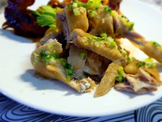 10、减肥也得好好做饭 一鸡两吃,不减肥的葱姜油直接淋上吃我也木有意见。更香！