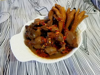 13、减肥也得好好做饭 一鸡两吃,鸡胗跟鸡脚卤了，做法等我慢慢整理再发上来。因为今晚没吃完。所以明天可能给她爸葱油一下，或者凉拌一下。还没决定好。