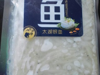 1、银鱼炒蛋,取速冻太湖银鱼一包