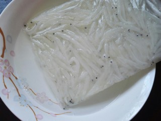 2、银鱼炒蛋,将银鱼取出泡水化冻