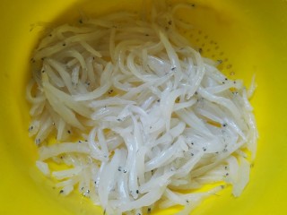 4、银鱼炒蛋,把银鱼沥干水备用