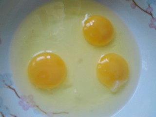 5、银鱼炒蛋,取鸡蛋三个敲入碗中