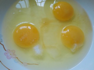 6、银鱼炒蛋,加入盐调味黄酒去腥