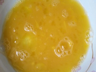 7、银鱼炒蛋,将鸡蛋液调匀