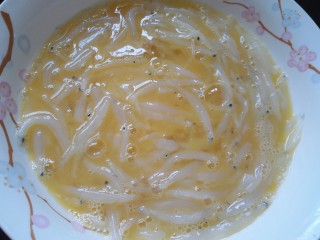 8、银鱼炒蛋,放入银鱼一起调匀