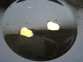 9、银鱼炒蛋,锅内放油烧热，加生姜去腥