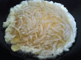 10、银鱼炒蛋,将银鱼和蛋液倒入热锅中