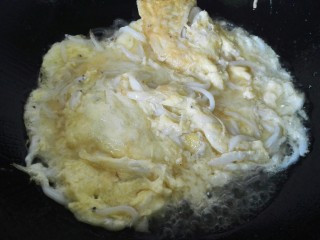 11、银鱼炒蛋,等周边蛋液凝固把鸡蛋炒成小块