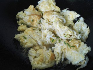 12、银鱼炒蛋,把鸡蛋银鱼炒成均匀的块撒葱即可出锅