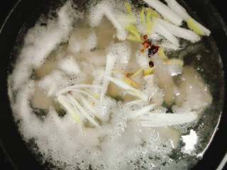 1、山药莲藕马蹄排骨汤#有个故事#,排骨焯水，捞出后，加入清水，葱段，姜丝，两粒大料，少许盐，小火慢炖。撇去表面浮沫