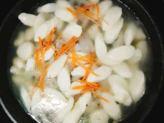 3、山药莲藕马蹄排骨汤#有个故事#,半小时后，依次加入山药，莲藕，马蹄