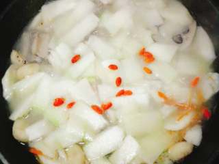 4、山药莲藕马蹄排骨汤#有个故事#,15分钟后，再加入冬瓜。