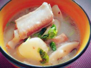 5、山药莲藕马蹄排骨汤#有个故事#,再炖5分钟，放入鸡精。撒入香菜，靓汤出锅啦~