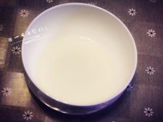 2、家庭寿司,有寿司醋的直接用,没有的自己调:醋和糖和盐,比例是10:5:1。