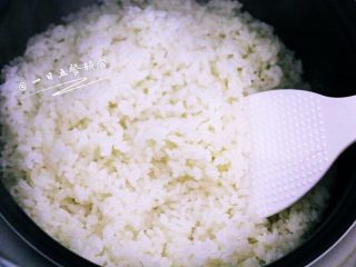 4、家庭寿司,米饭好了,打散,再焖十分钟,使其松软。