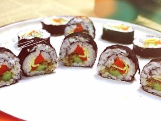 7、家庭寿司,切吧,刀每次都要水冲一下容易切寿司。