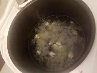 1、罗汉果雪梨银耳茶,银耳泡发加水放入锅中煲30分钟