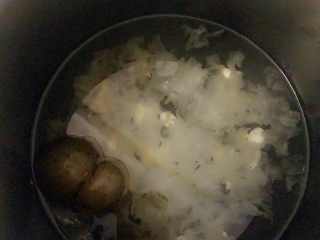 2、罗汉果雪梨银耳茶,加入罗汉果煮开，加入冰糖和雪梨继续煮10分钟，????，就这么简单