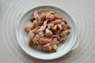 1、家庭版宫保鸡丁,鸡腿肉起骨用刀背稍微敲松然后切1.5cm左右的小块