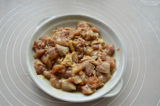 3、家庭版宫保鸡丁,搅拌匀腌制15分钟