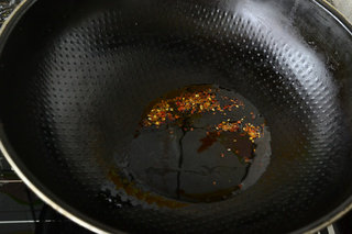 5、家庭版宫保鸡丁,热锅冷油加一勺的红油