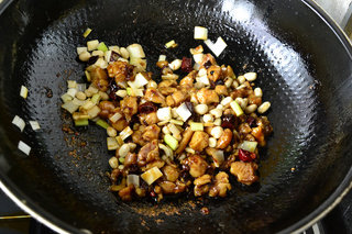 10、家庭版宫保鸡丁,最后撒入花生米和葱段，关火拌匀即可