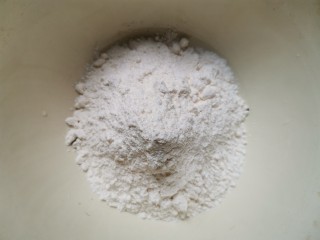 4、红糖开花馒头（只加酵母粉版）,把面粉倒入一个稍微大点的盆里。