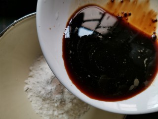 6、红糖开花馒头（只加酵母粉版）,一边倒入红糖水一边用筷子搅拌。。