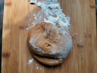 10、红糖开花馒头（只加酵母粉版）,把面团拿出来放在撒有干面粉的面板上。