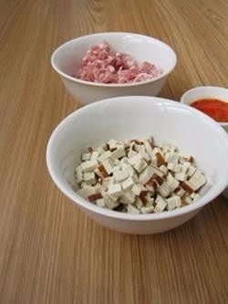 1、臊子面,1.猪肉末中加入料酒15ml，盐2克一起拌匀腌制半小时。熏干切成半厘米见方的小块备用